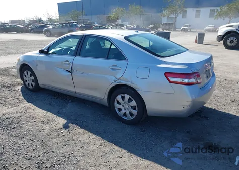 2011 Toyota Camry Le z USA, uszkodzony, nr VIN 4T1BF3EK0BU647718